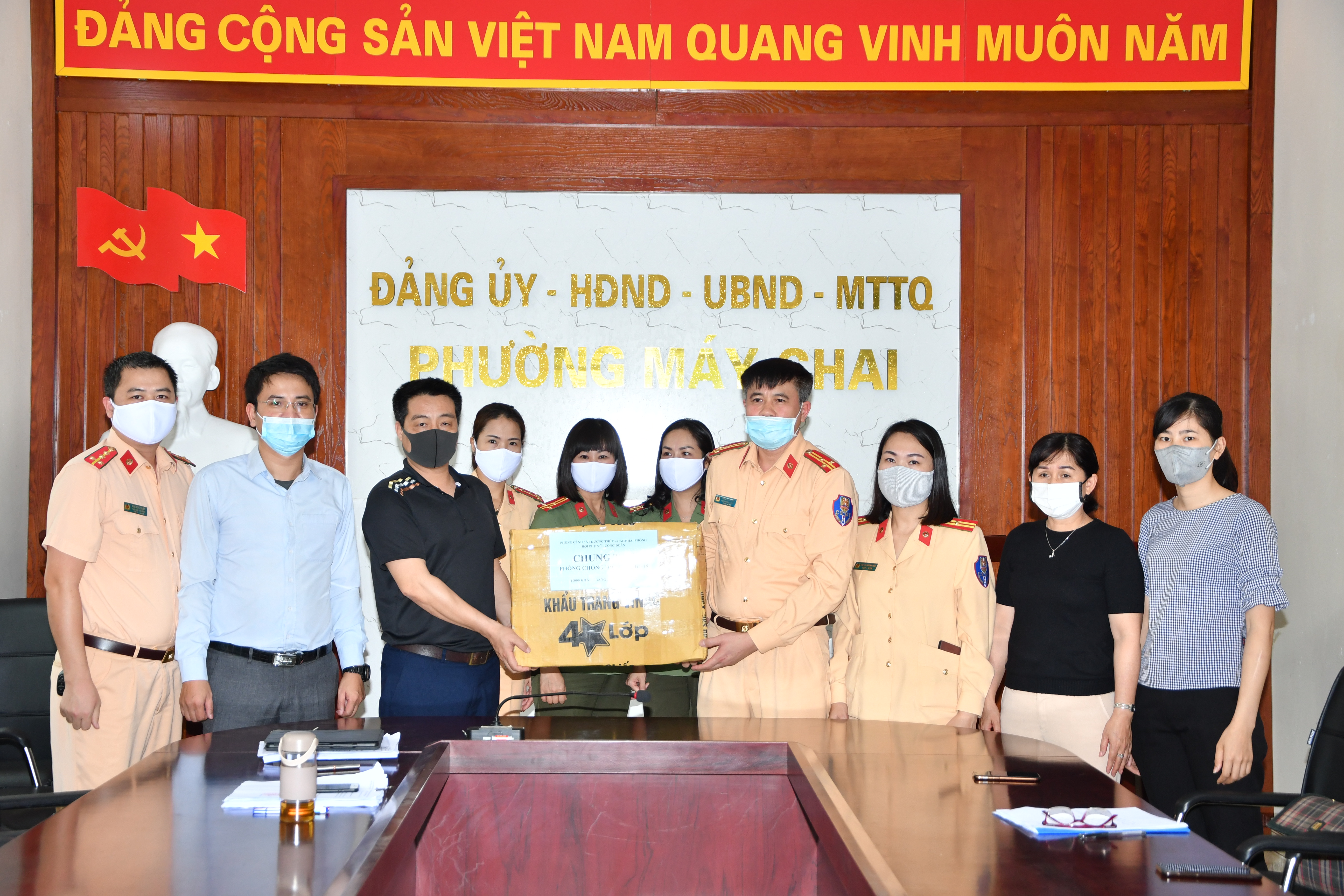 Phòng Cảnh sát đường thủy: Tặng 1.000 khẩu trang cho đơn vị kết nghĩa